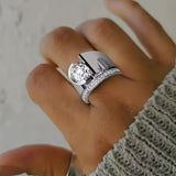 Anillo Deslumbrante de Cola de Gallo con Gran Cuadrado de Circonita