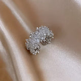 Anillo con Diseño Geométrico Irregular Lujoso