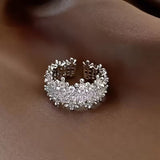 Anillo con Diseño Geométrico Irregular Lujoso