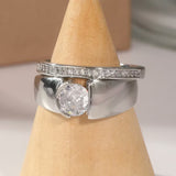 Anillo Deslumbrante de Cola de Gallo con Gran Cuadrado de Circonita