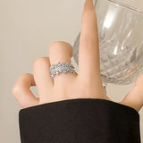 Anillo con Diseño Geométrico Irregular Lujoso