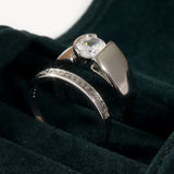 Anillo Deslumbrante de Cola de Gallo con Gran Cuadrado de Circonita