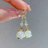 Pendientes dorados colgantes con ópalo blanco vintage