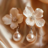 Pendientes Pétalo Blanco con Perla
