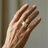 Anillo Dorado con Incrustaciones Vintage de Perlas