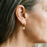 Pendientes Pequeños de Perla Bañados en Oro