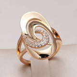 Elegante Anillo Espiral con Zircónias en Oro
