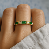 Anillo de Oro con Incrustaciones de Zirconia Verde