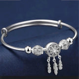 Pulsera Ajustable con Colgantes de Tres Hojas en Plata