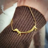 Collar Perro Salchicha en Tono Dorado