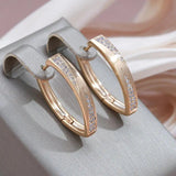 Pendientes exquisitos hechos de oro y diamantes