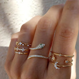 Conjunto de anillos dorados brillantes vintage
