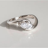 Anillo vintage de plata ondulada con circonita