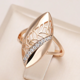 Elegante Anillo Brillante con Punta Doble en Oro