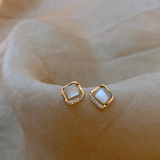 Pendientes Elegantes con Cristal de Luna Dorado