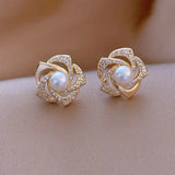 Pendientes Elegantes con Perlas en Espiral Brillante