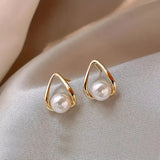Pendientes Triangulares con Perlas Elegantes