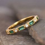 Anillo Vintage Verde con Incrustaciones de Zircón y Oro