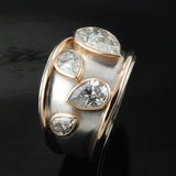 Anillo vintage bañado en oro con incrustaciones de circonita