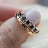 Anillo de oro vintage elegante con zirconitas cúbicas azules