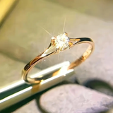 Anillo de vidrio blanco con detalles dorados