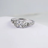 Anillo con Diseño de Nudo y Piedra Preciosa Plateada en el Centro