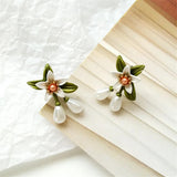 Pendientes con perlas blancas en forma de flor
