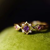 Anillo Ajustable Geométrico Vintage en Oro y Cristal Morado Amatista
