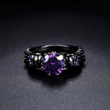 Anillo Vintage Negro Redondo con Piedra Preciosa Morada y Diseño Intrincado
