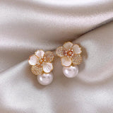 Pendientes con Colgante de Camelia Blanca y Perla