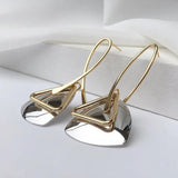 Colgante triangular plateado retro y pendientes con gancho curvo