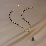Collar Vintage con Cuentas Negras y Colgante en Forma de Gota